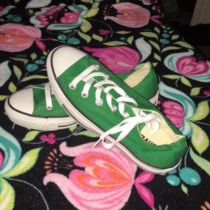 Low cut green converse